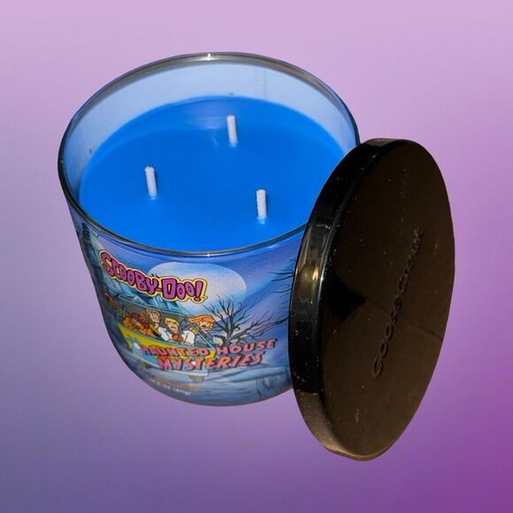 Haunted House Mysteries 3-Wick Scooby-Doo & The Gang Candle Cedar Bergamont - Picture 3 of 6